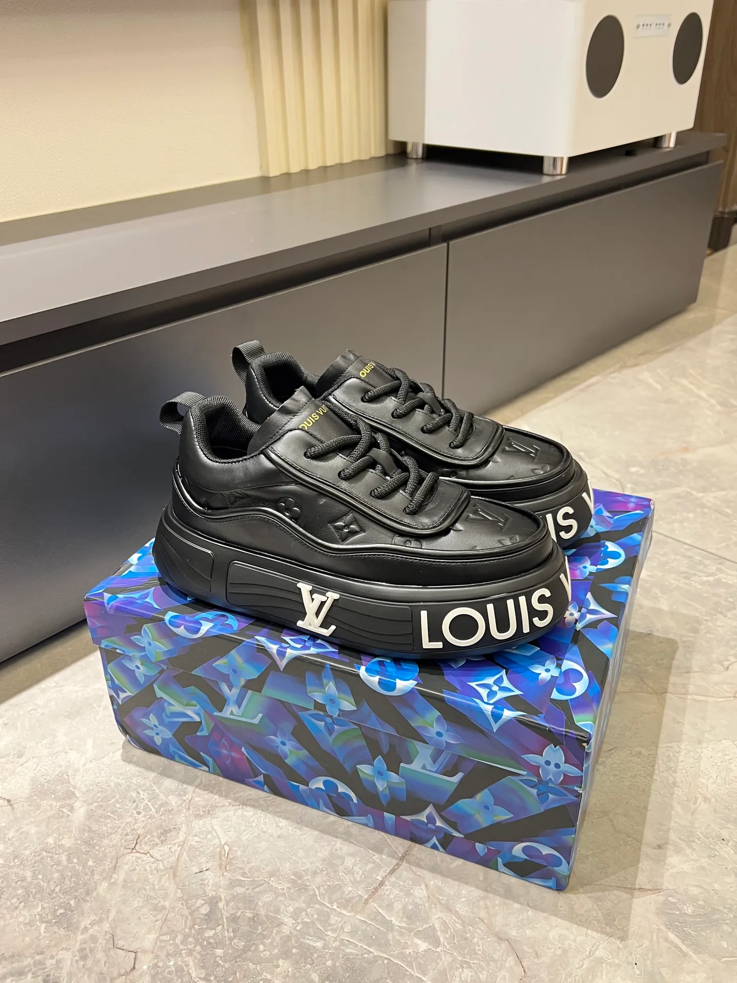 p560 "LOUI* VUITTO*" popular men's casual shoes, genuine development in Italy💯Purchase level quality✔️The upper is made of official website material first-layer cowhide, comfortable and soft sheepskin feet⚡️Fashionable and versatile. The toe last shape is firm and full, and the soles are made from LV original molds and can be freely entered and exited the counter. They are light and comfortable on the foot~purely handmade, details determine the quality! Size:39-44, (38.45 customized)